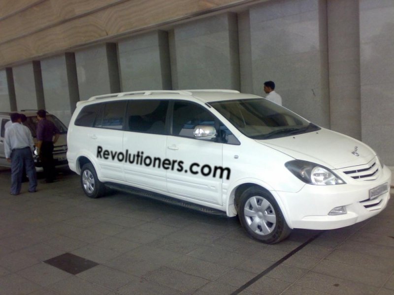 Toyota_Innova_Limousine1.jpg