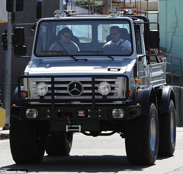 hummer-not-big-enough-for-arnold-schwarzenegger-switches-to-unimog_2.jpg