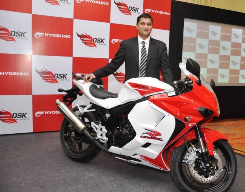 Mr.Shirish Kulkarni, Director, DSK Motowheels unveiled Hyosung GT 250R in Delhi  (2).jpg