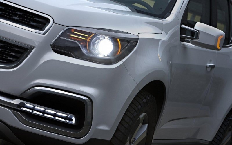 2012-Chevrolet-Trailblazer-Headlight.jpg
