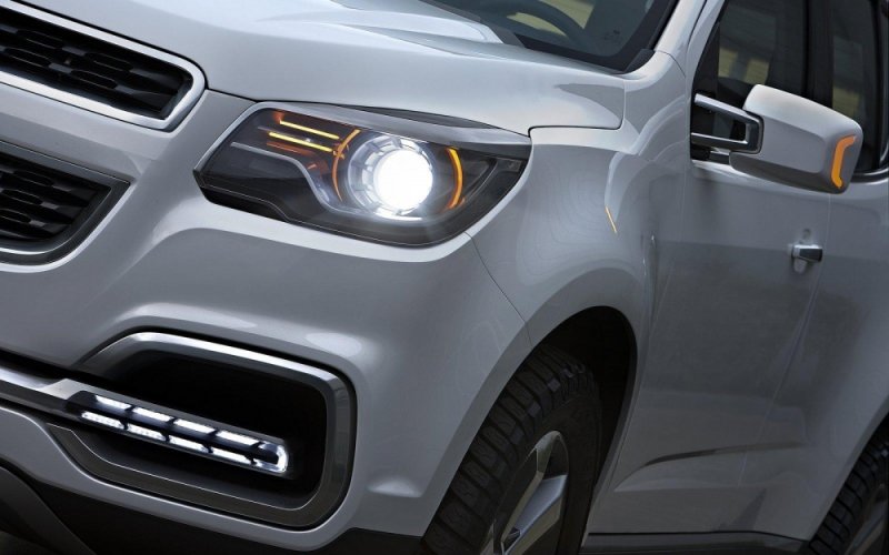 2012-Chevrolet-Trailblazer-Headlight.jpg