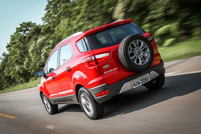 Ford-Ecosport-traseira-estrada-2.jpg