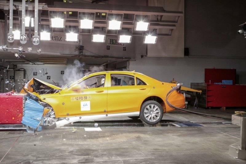 2014-Mercedes-S-Class-frontal-impact-test-1024x682.jpg