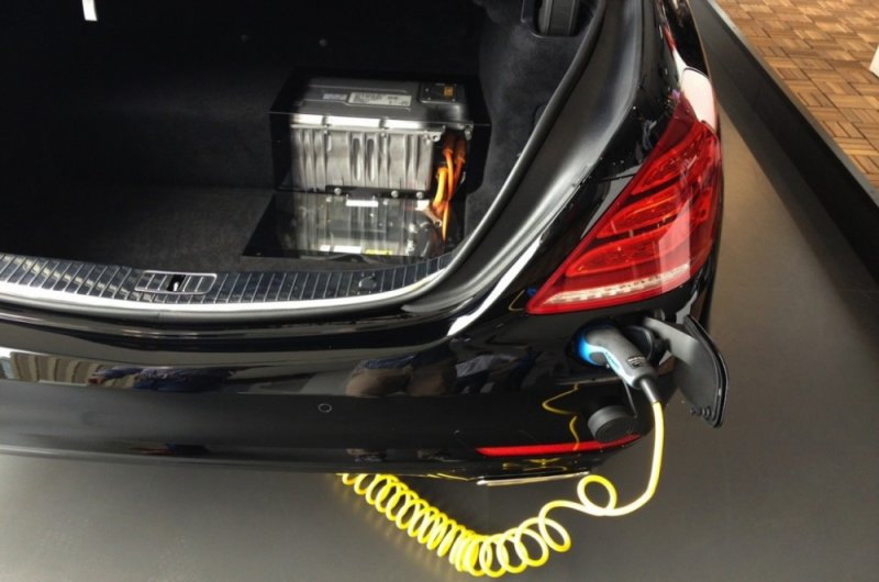 2014-Mercedes-Benz-S-Class-Plug-in-Hybrid-battery-1024x678.jpg