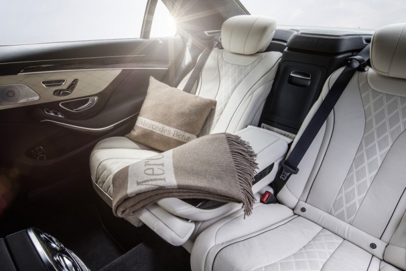 2014-Mercedes-S-Class-Accessories-pillows-and-shawl.jpg